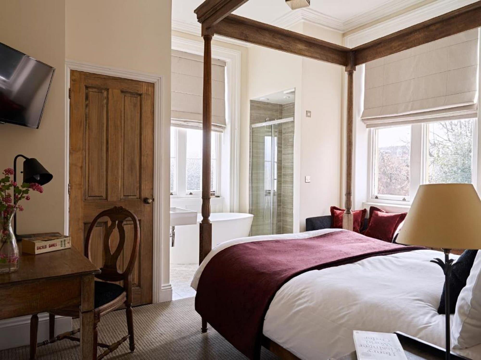 Bed and Breakfast Cotswold Grange Cheltenham Exterior foto A bedroom at The Swan Hotel