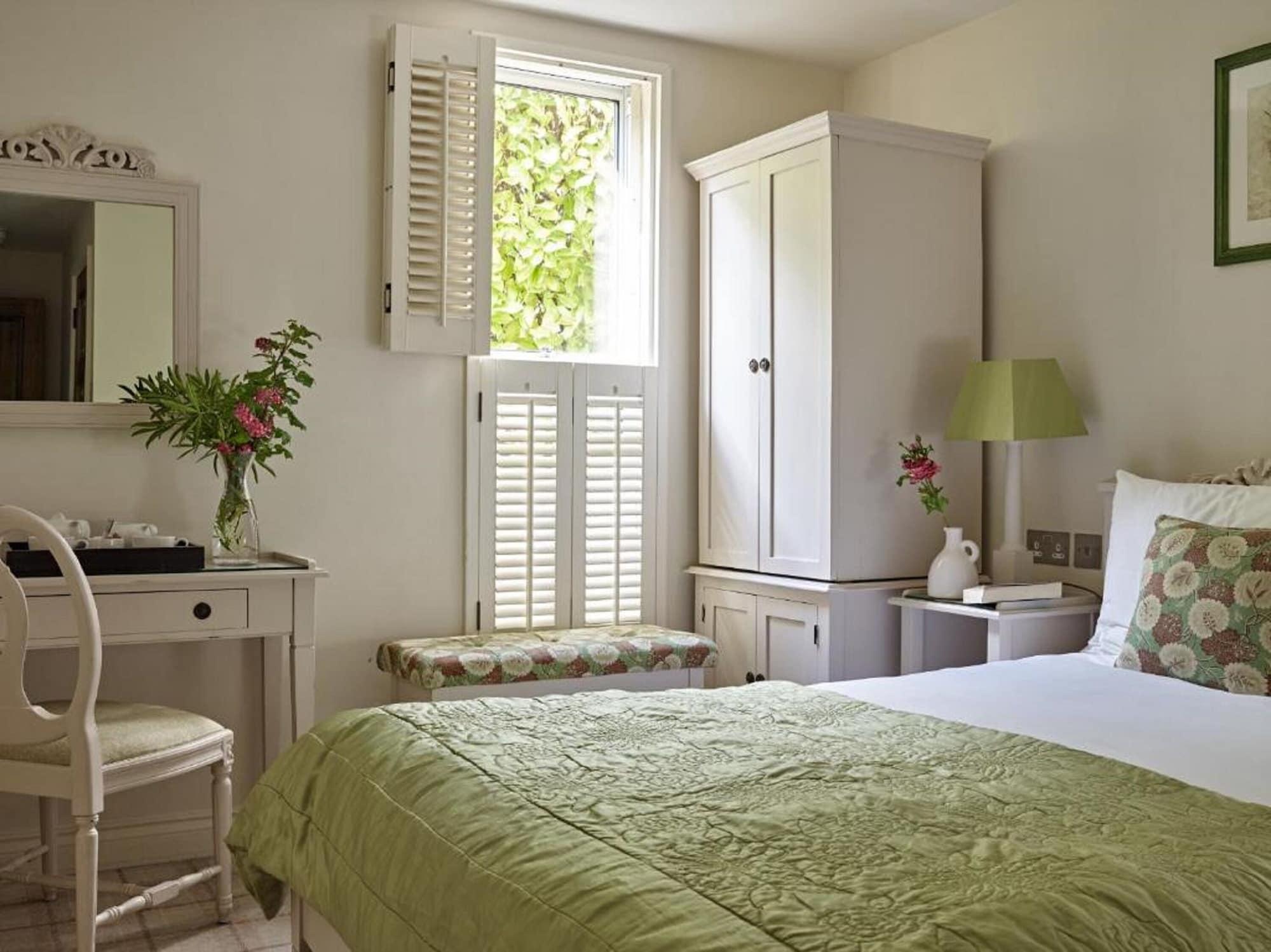 Bed and Breakfast Cotswold Grange Cheltenham Exterior foto A bedroom at The Old parsonage