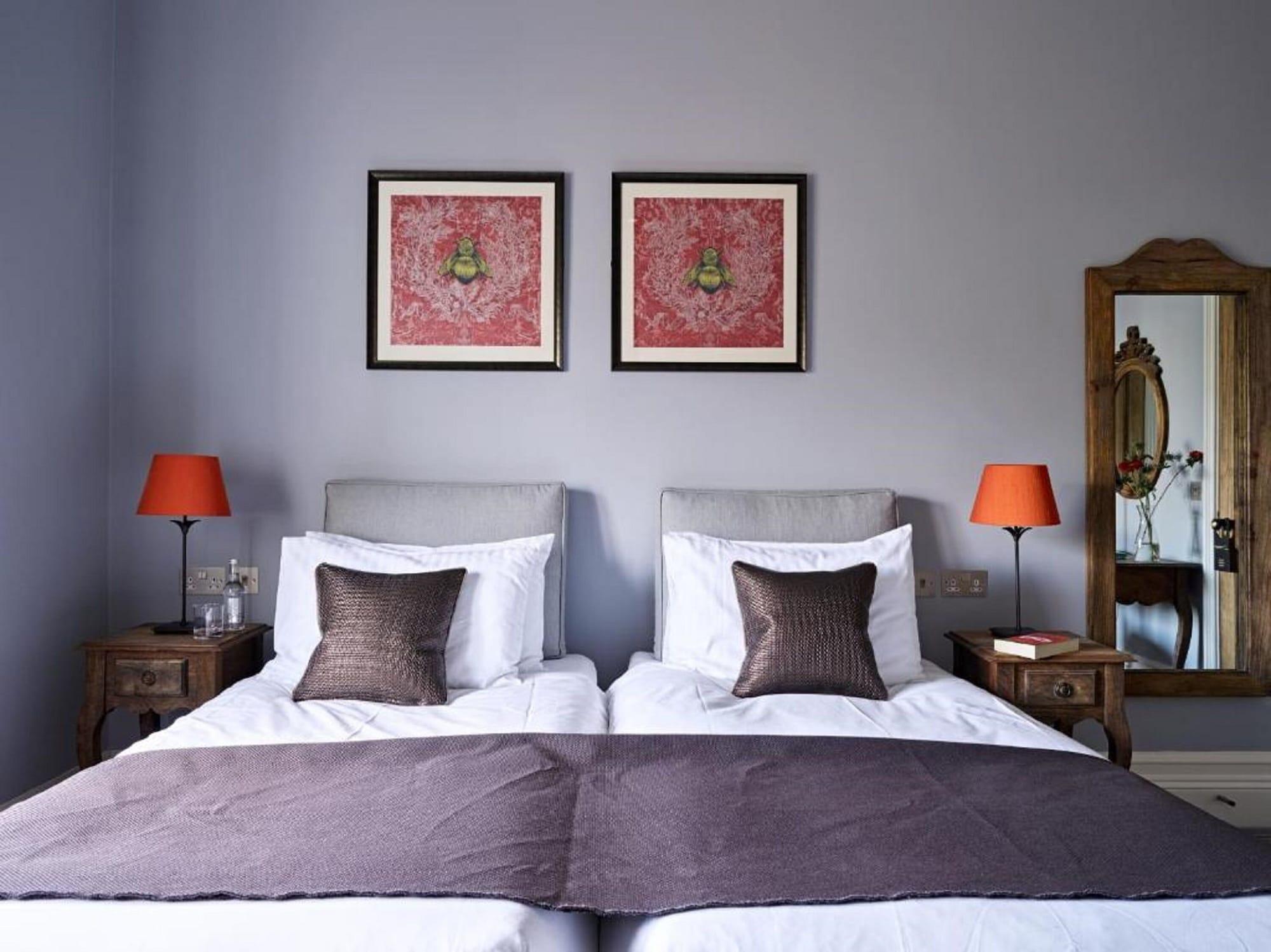 Bed and Breakfast Cotswold Grange Cheltenham Exterior foto A bedroom at the hotel