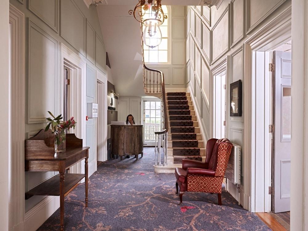 Bed and Breakfast Cotswold Grange Cheltenham Exterior foto The interior of the hotel