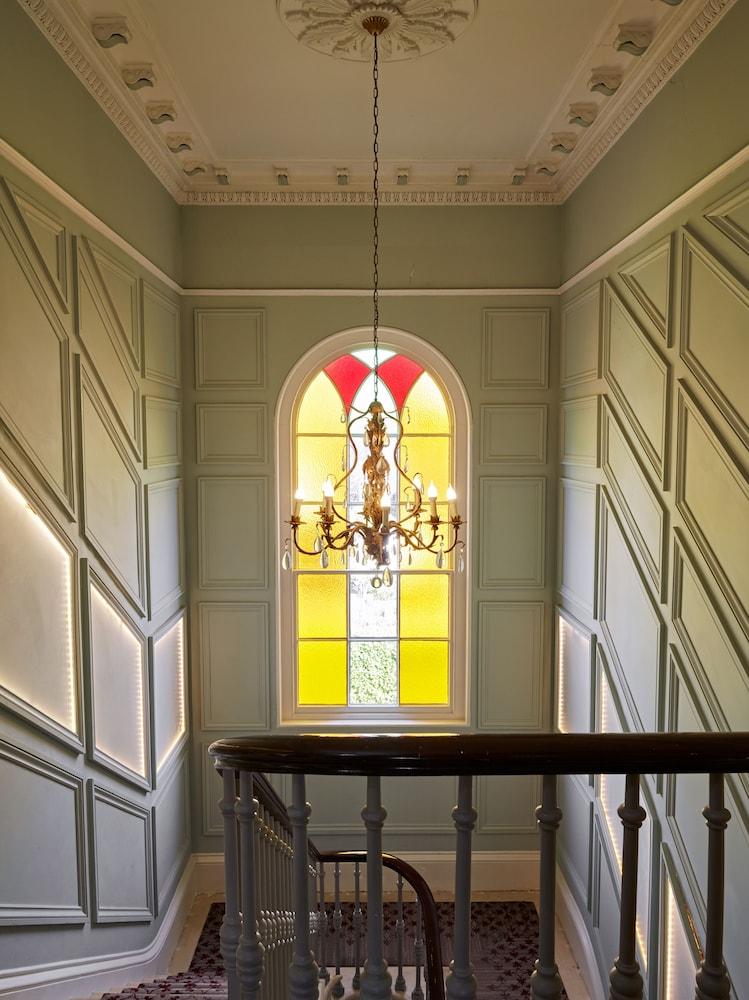 Bed and Breakfast Cotswold Grange Cheltenham Exterior foto The staircase