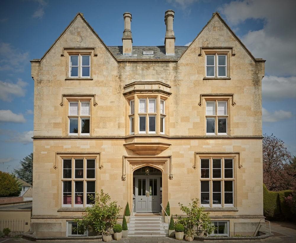 Bed and Breakfast Cotswold Grange Cheltenham Exterior foto The main entrance of the school