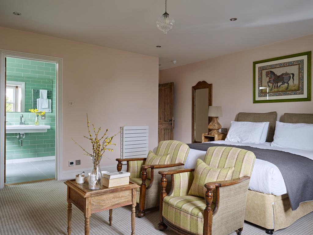 Bed and Breakfast Cotswold Grange Cheltenham Exterior foto A bedroom at the hotel