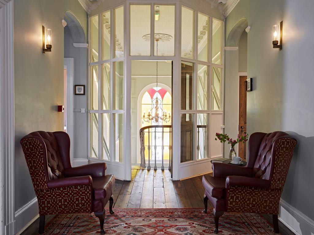 Bed and Breakfast Cotswold Grange Cheltenham Exterior foto The entrance to the hotel