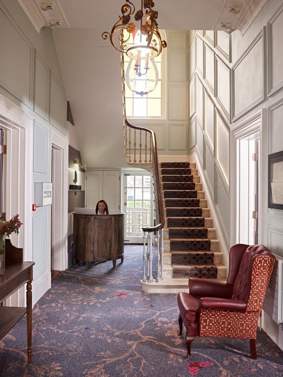 Bed and Breakfast Cotswold Grange Cheltenham Exterior foto The entrance hall