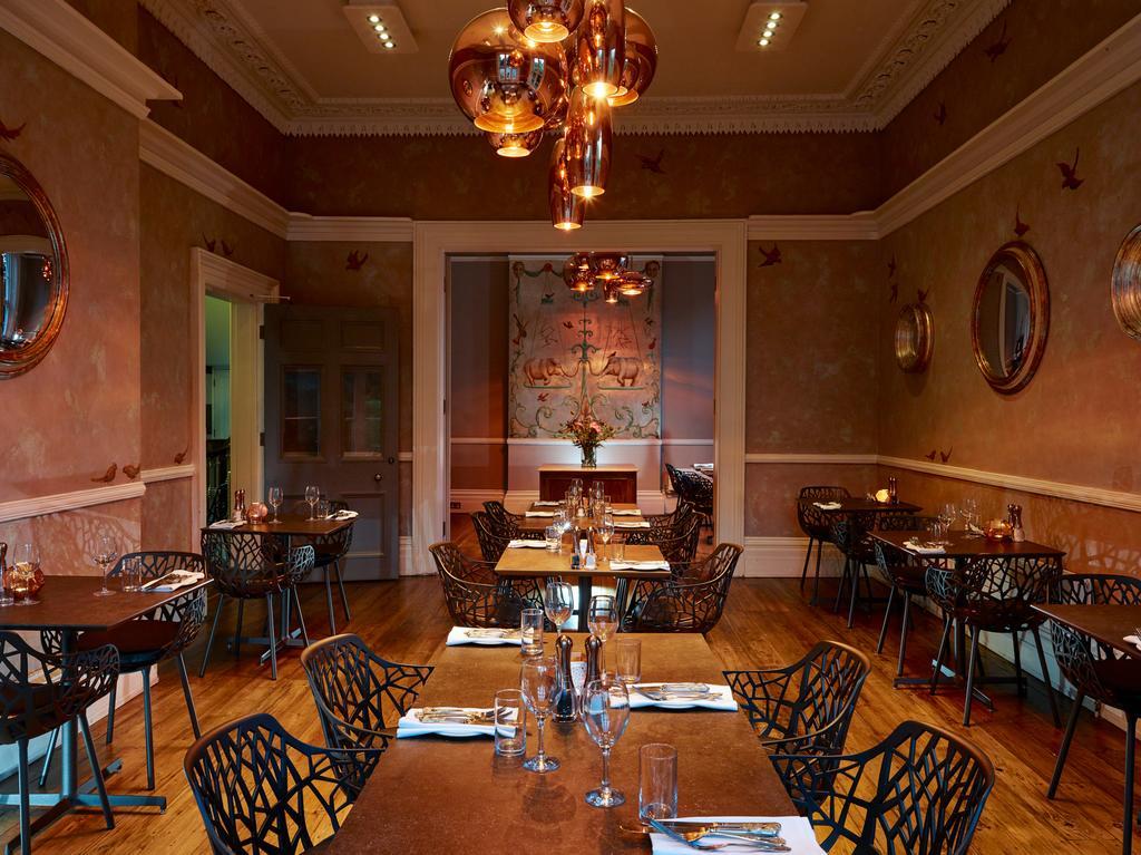 Bed and Breakfast Cotswold Grange Cheltenham Exterior foto The interior of the restaurant