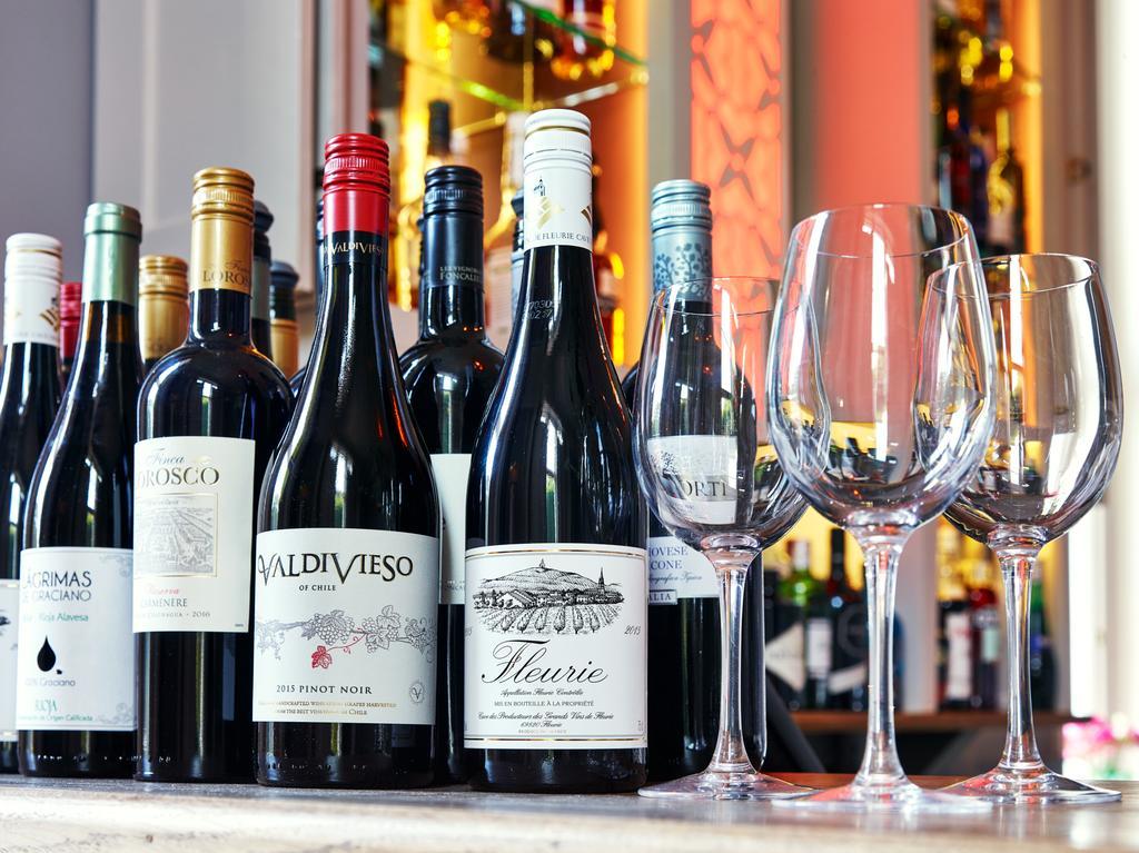 Bed and Breakfast Cotswold Grange Cheltenham Exterior foto Wine bottles