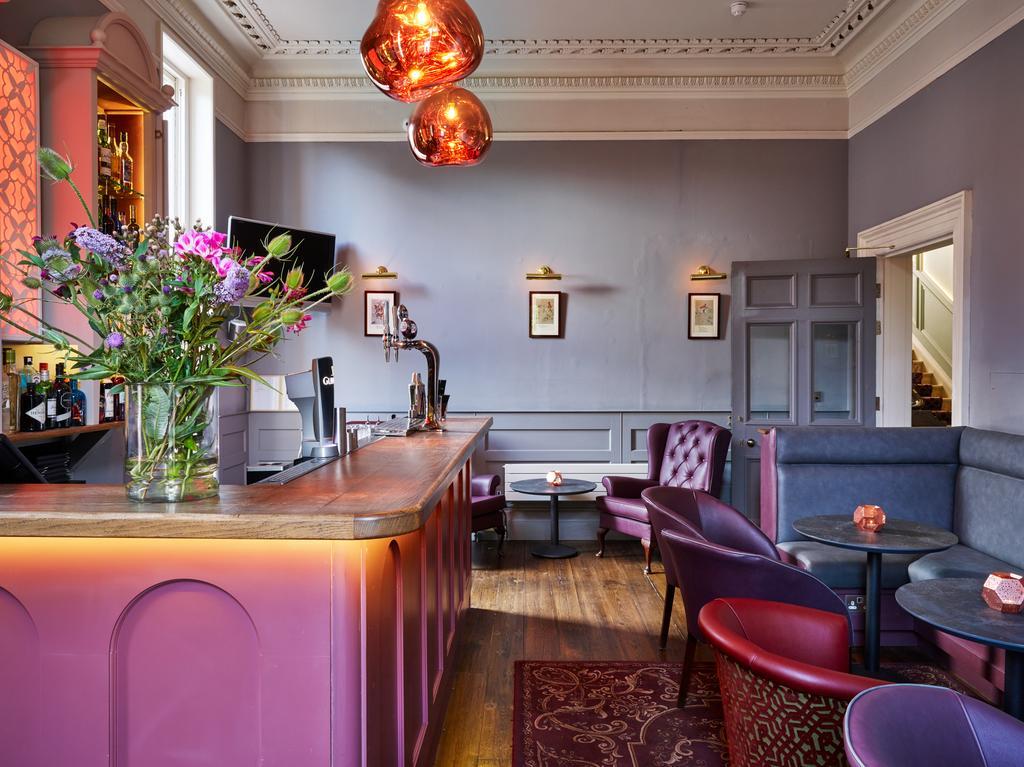 Bed and Breakfast Cotswold Grange Cheltenham Exterior foto The bar at the hotel