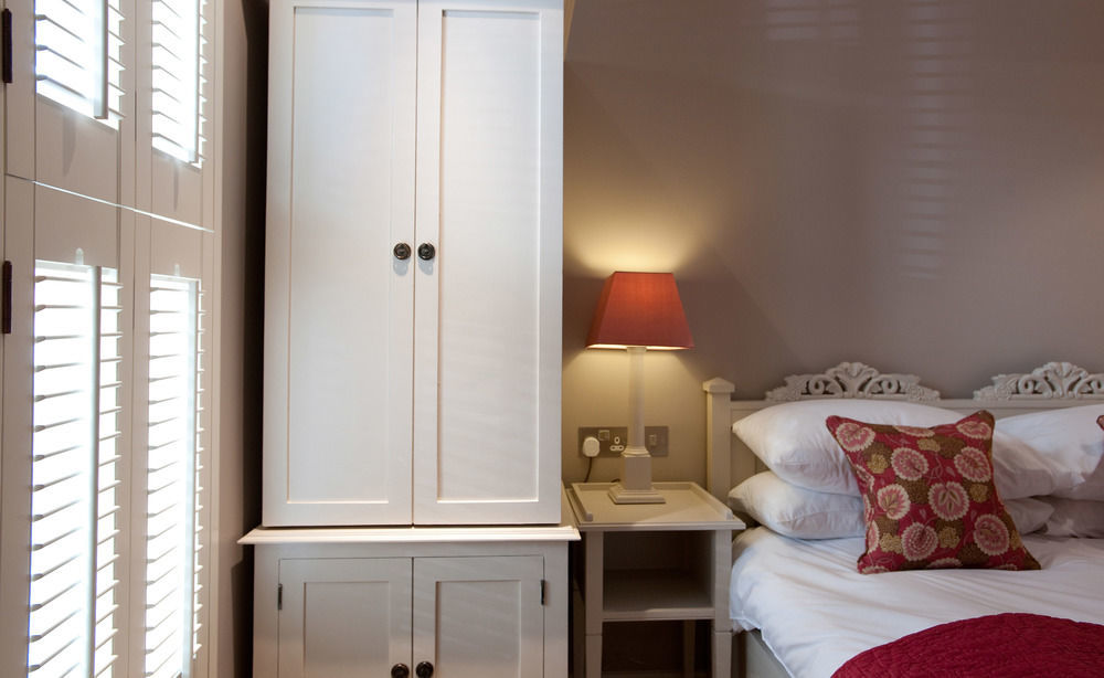 Bed and Breakfast Cotswold Grange Cheltenham Exterior foto A bedroom at the hotel