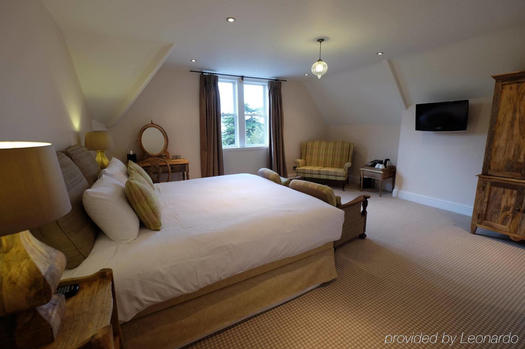 Bed and Breakfast Cotswold Grange Cheltenham Exterior foto A bedroom at The Old parsonage