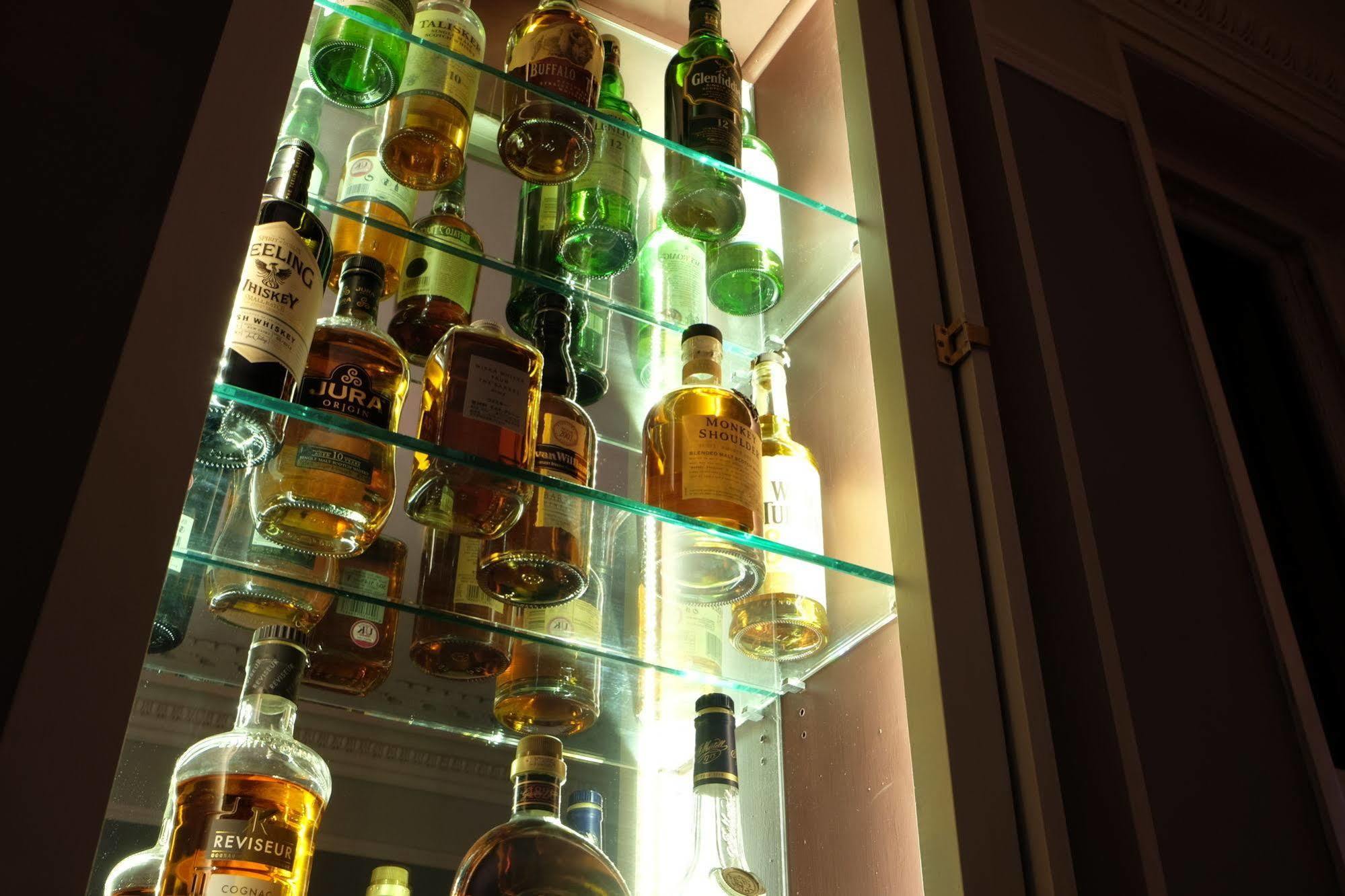 Bed and Breakfast Cotswold Grange Cheltenham Exterior foto A selection of Scotch whiskies