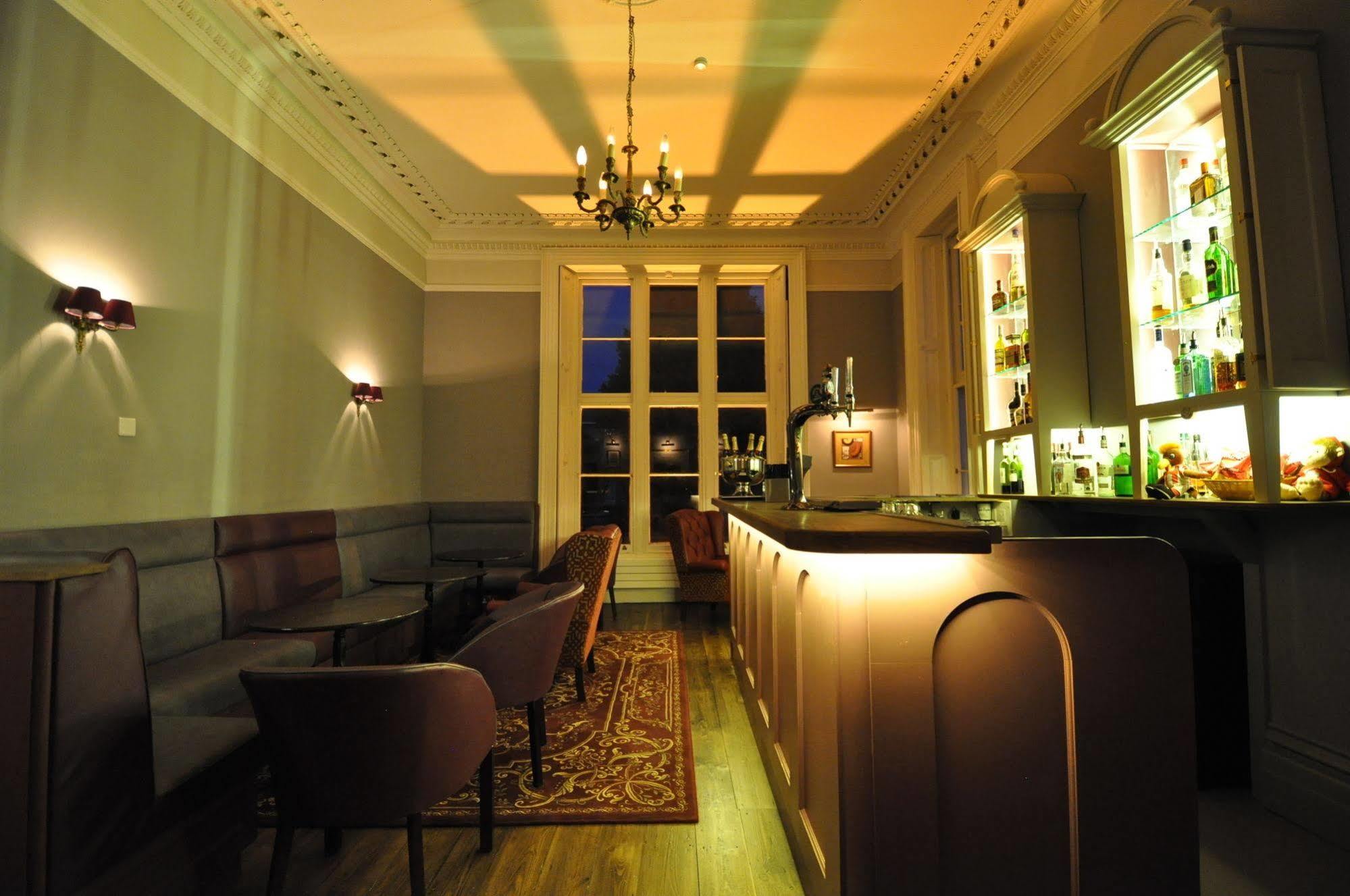 Bed and Breakfast Cotswold Grange Cheltenham Exterior foto The bar at the 2007–2011 premises