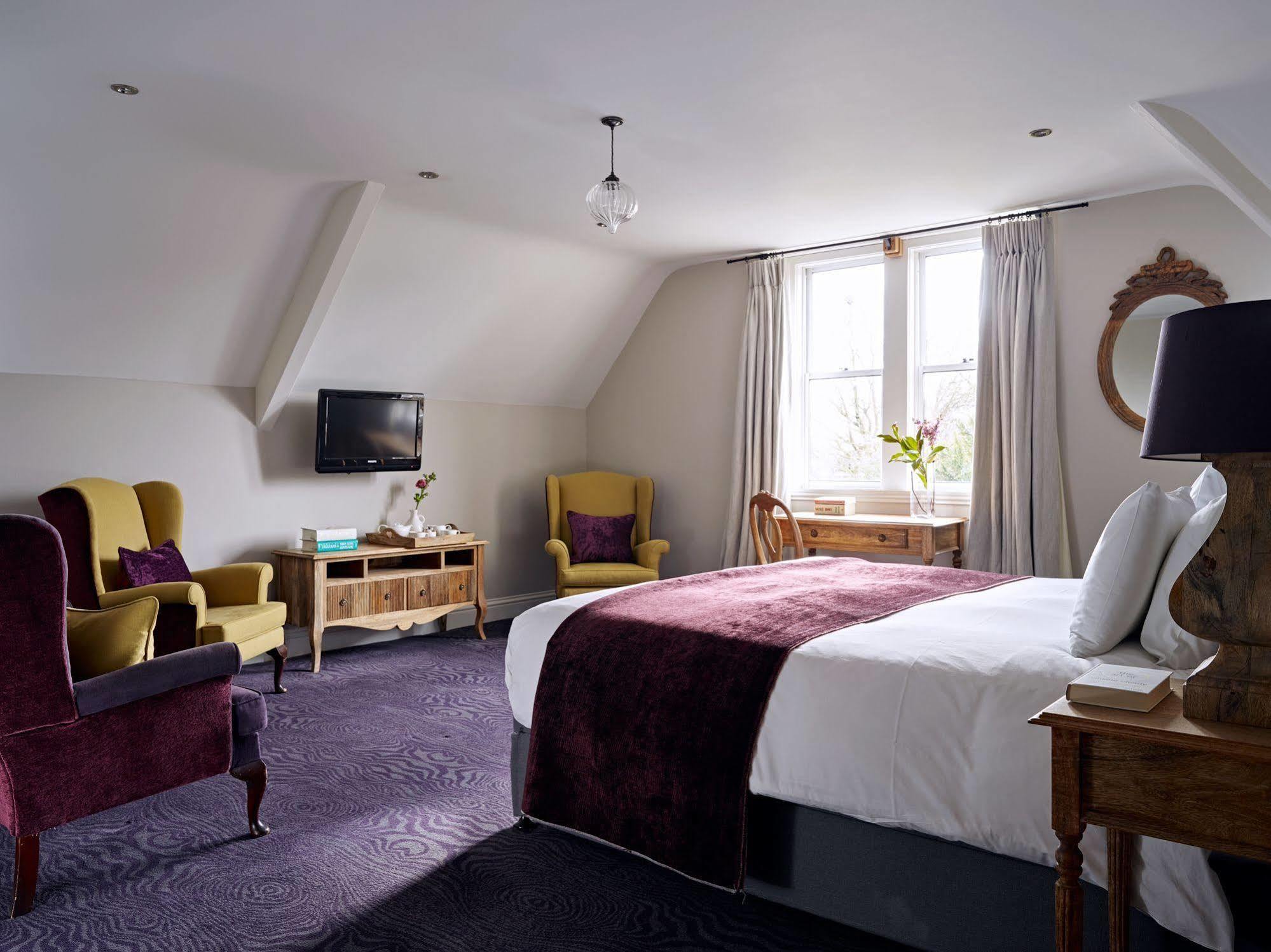 Bed and Breakfast Cotswold Grange Cheltenham Exterior foto A bedroom at The Swan Hotel